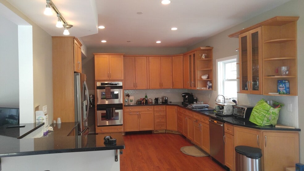 Kitchen (counters have been cleared) - 275 croton dam road