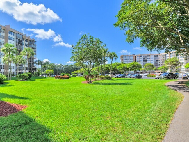 Building Photo - 1000 St Charles Pl