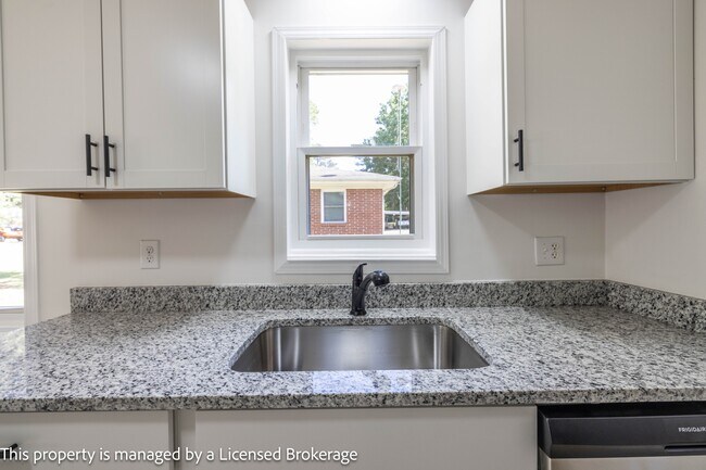 Building Photo - 409 Eastover Ave