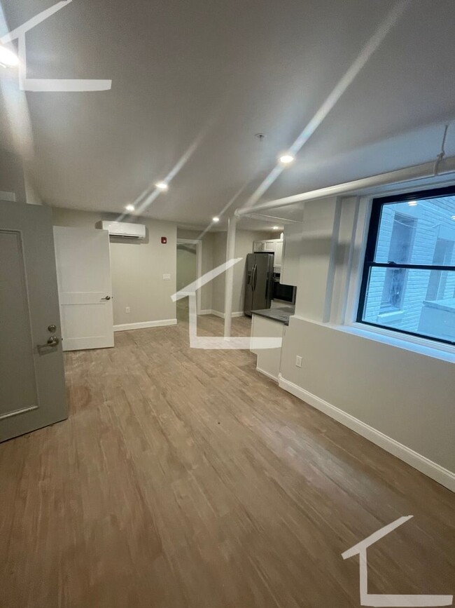 Building Photo - Beautiful, Renovated 1 Bed Right Off The C...