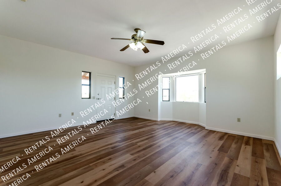 Building Photo - 3951 W Irvington Rd