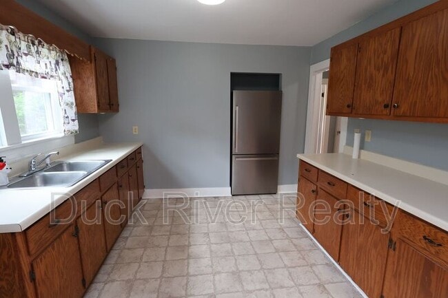 Building Photo - 504 W 6th St