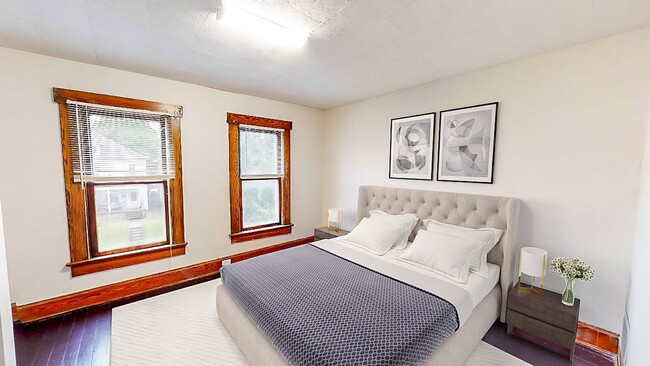 Building Photo - SPACIOUS 4 BEDROOMS / 2 FULL BATHS BEAUTIF...