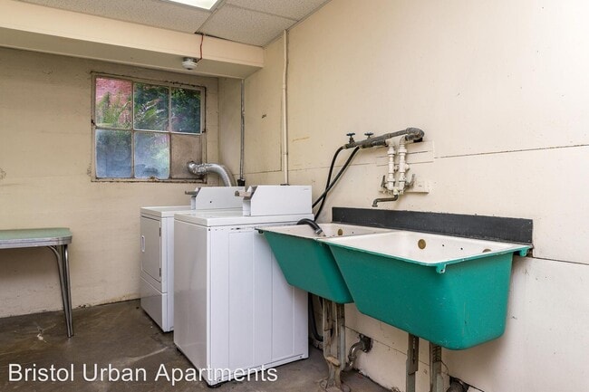 Building Photo - 1424 SW Montgomery St