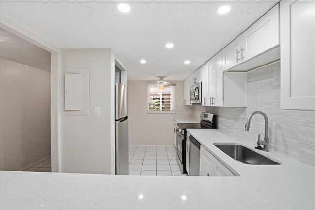 Building Photo - 3700 S Osprey Ave