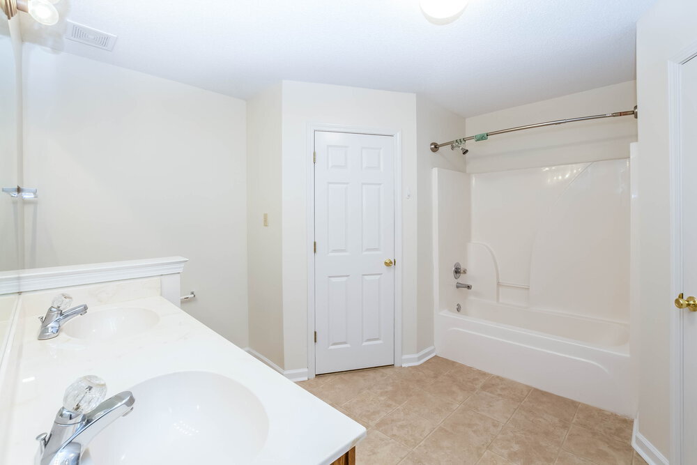 Building Photo - 5787 Reed Bend Cove