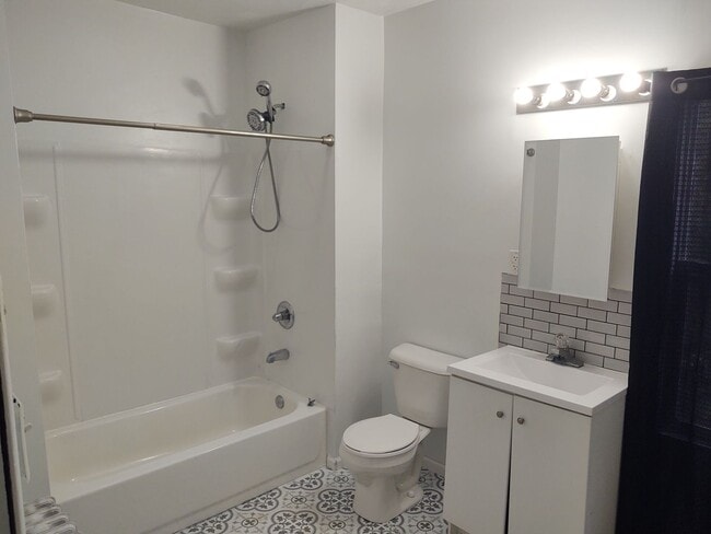 Building Photo - Very Large 4 Bedroom 2 Bath House