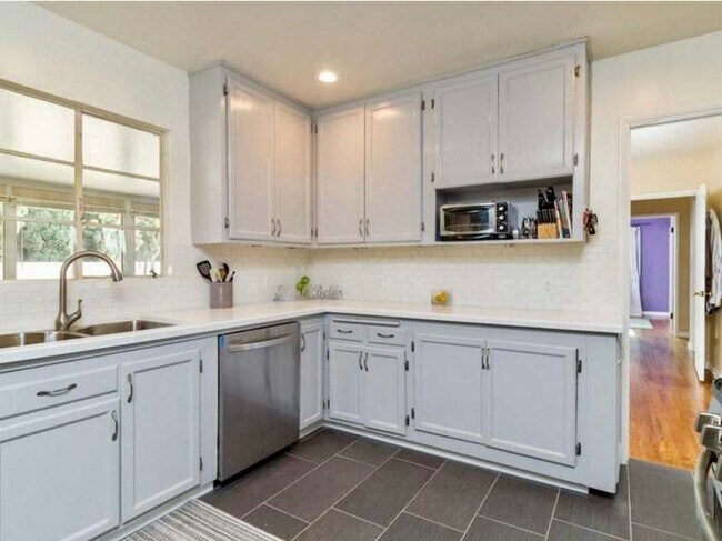 Building Photo - Private oasis in Oak Park