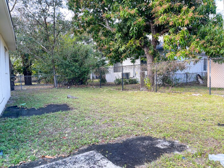 Building Photo - 1717 NW 8th Pl
