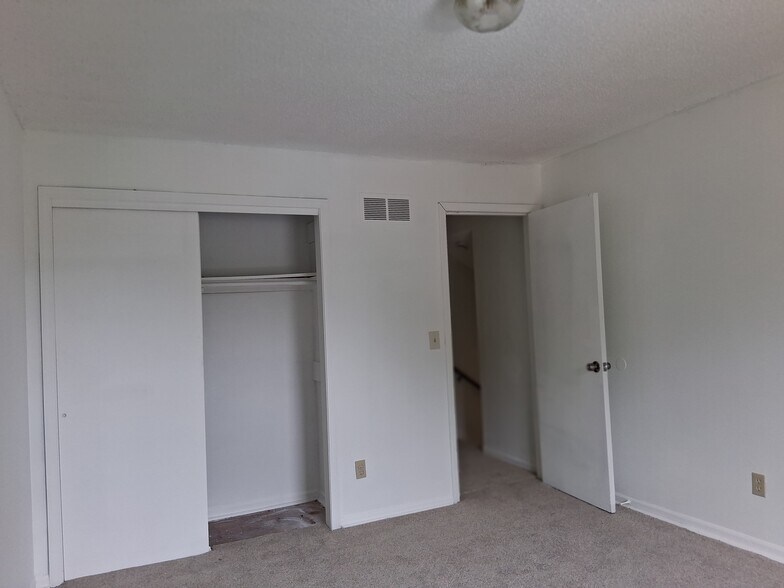 Building Photo - 146 N Saxony Dr