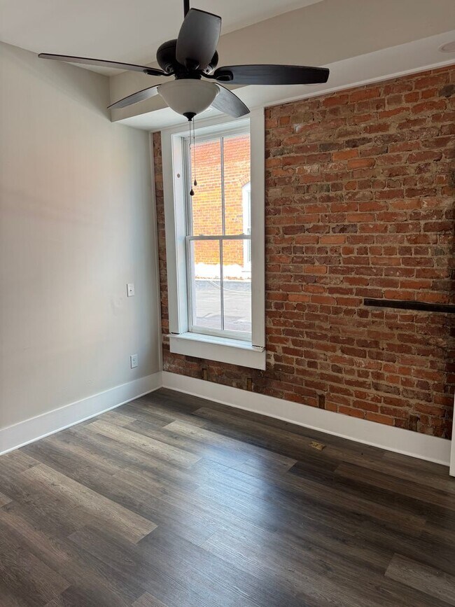 Building Photo - 127-127 W Solomon St