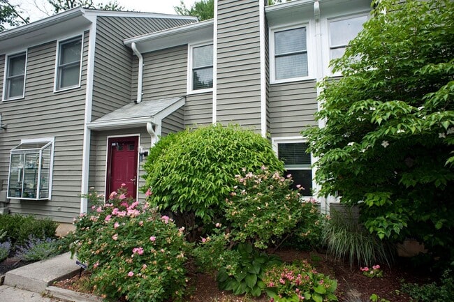Building Photo - Coming Soon! 2 bed 2 1/2 bath townhouse in...