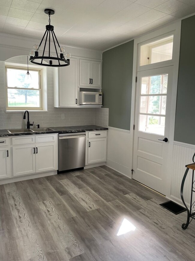 Building Photo - RECENTLY RENOVATED SCHOOL HOUSE FOR RENT!