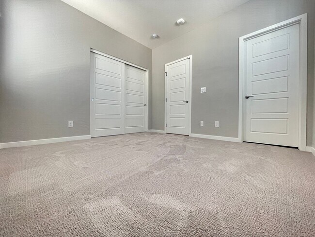 Building Photo - This spectacular 3-bedroom with amazing ci...