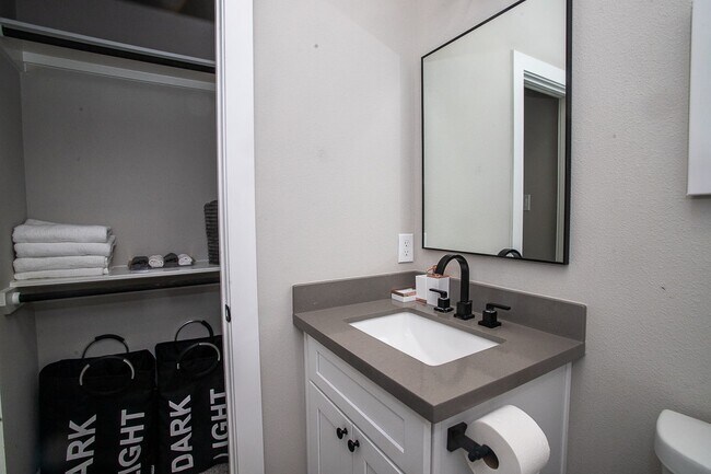 Building Photo - 1915 Kolfahl St