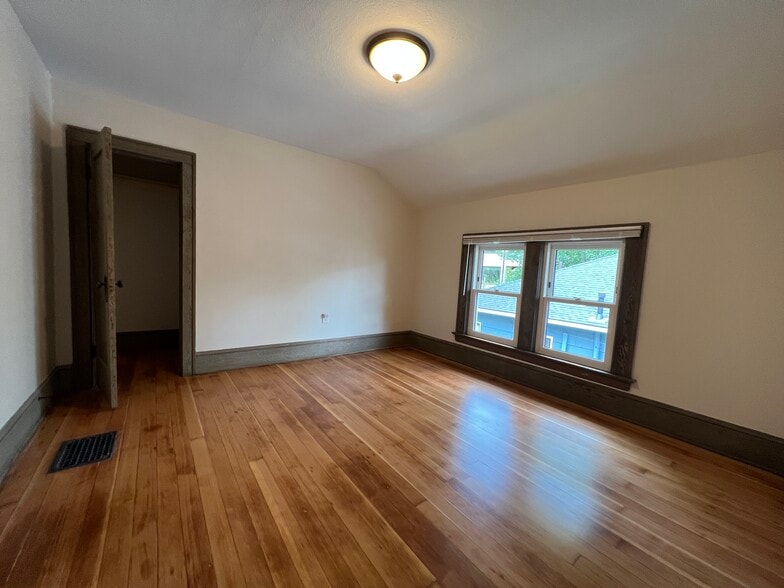 Building Photo - 2537 SE 33rd Pl