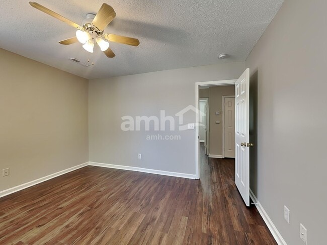 Building Photo - 121 Golden Crest Ct