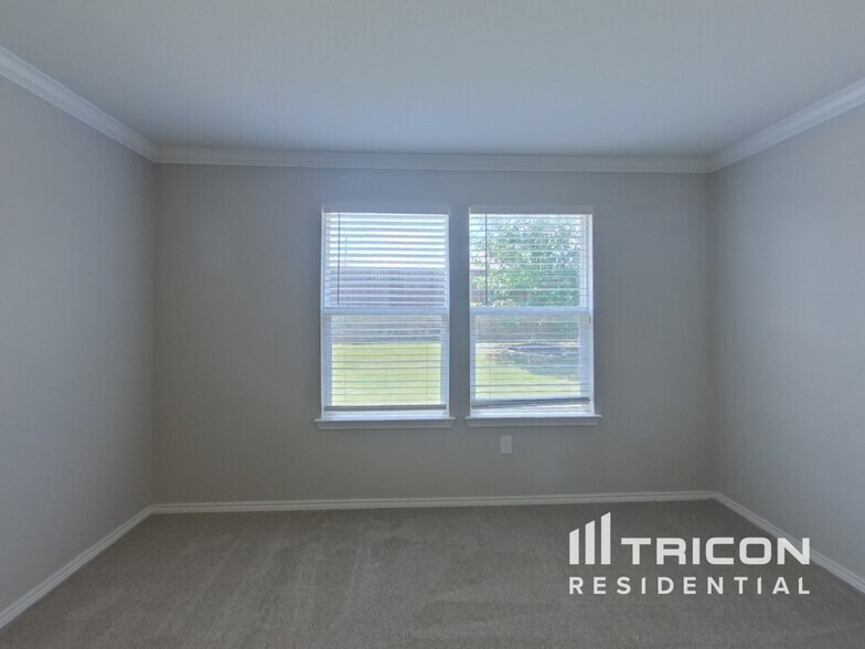 Building Photo - 1636 Vernon Dr