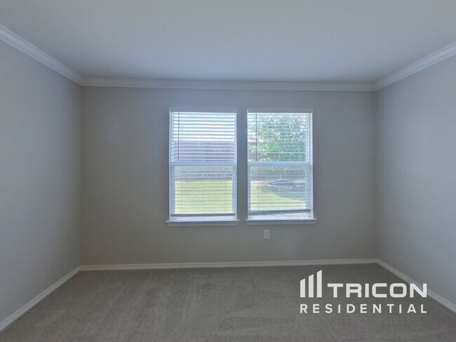 Building Photo - 1636 Vernon Dr