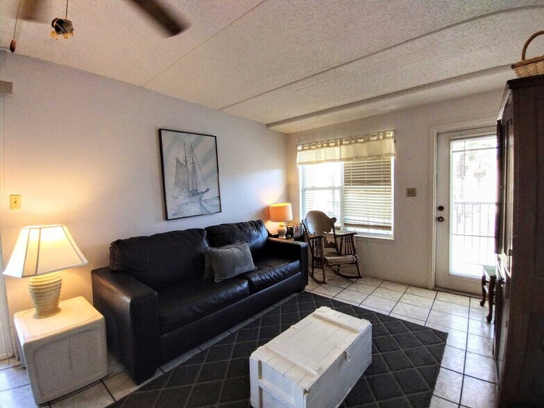 Building Photo - 115 E Coronado Dr