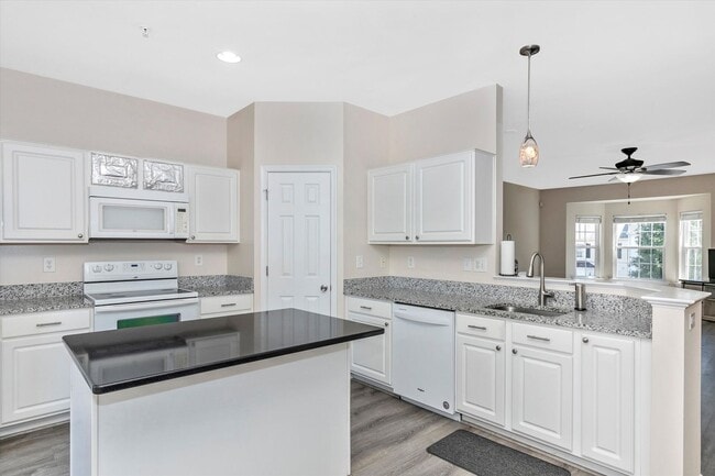 Building Photo - Twin Arch