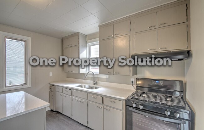 Building Photo - 810 Plain St