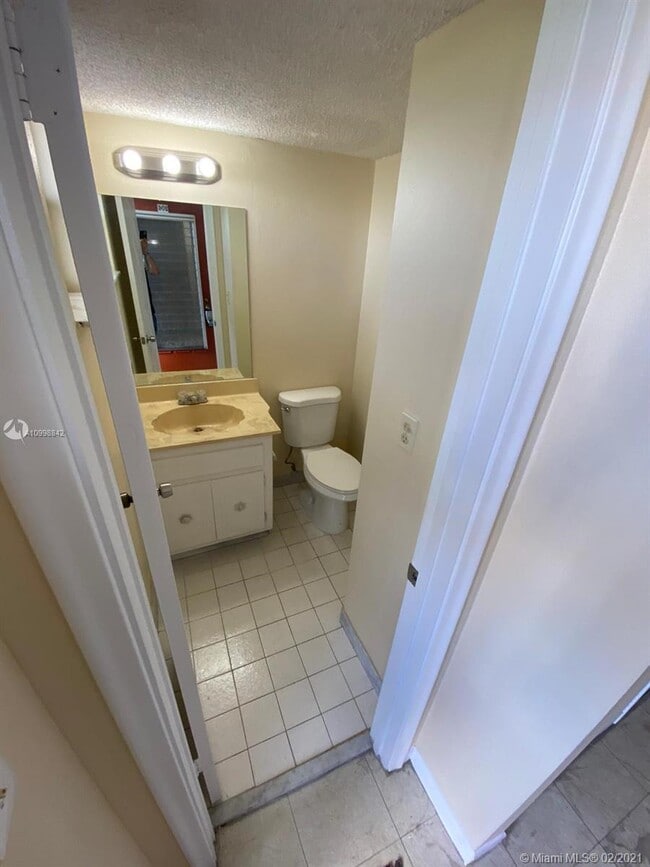 Building Photo - 3511 Inverrary Dr