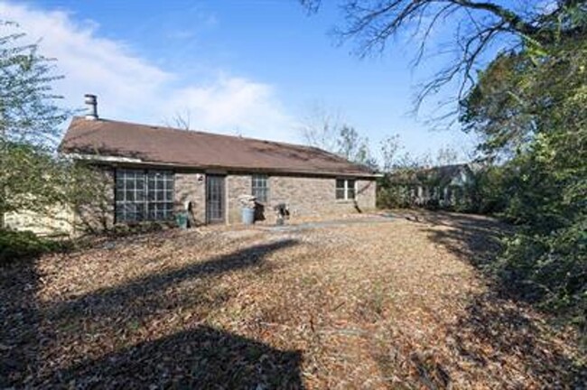 Building Photo - Beautifully Remodeled Home in a Prime Hunt...