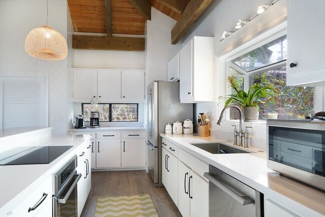 Building Photo - Hawaii Life Presents Mokuleia Beach House 3 bedrooms, 2 full bathrooms, Sleeps 8 - Beautifully bu...