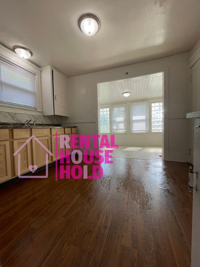 Building Photo - ~ 3 BEDROOM 1 BATH FREE PRE-SCREEN