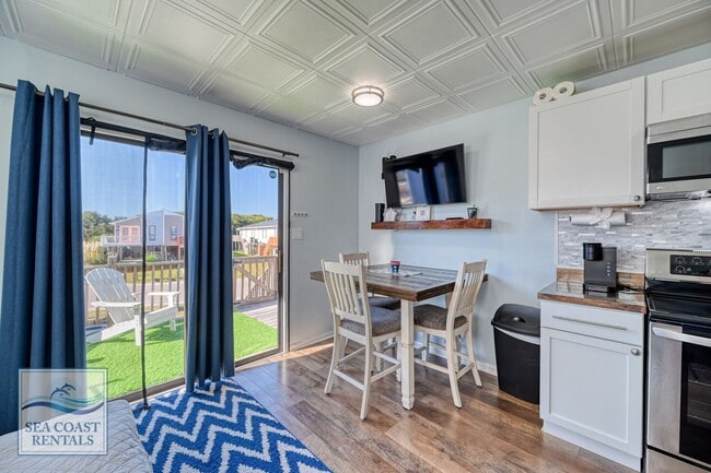 Building Photo - PERFECT ONE BEDROOM OFF-SEASON RENTAL AVAILABLE AFTER LABOR DAY