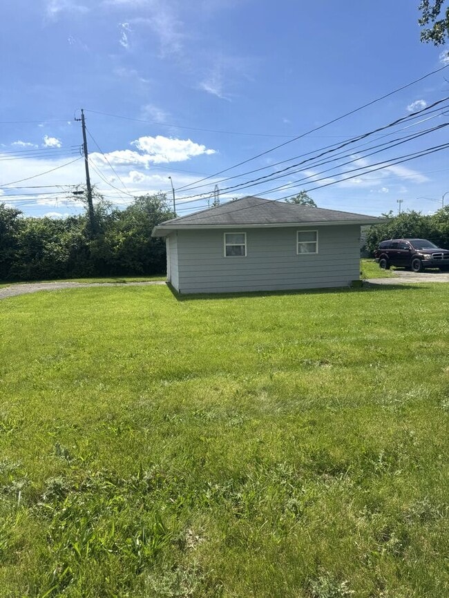 Building Photo - 3971 Far Hills Dr