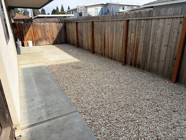 Building Photo - 332 E Romie Ln