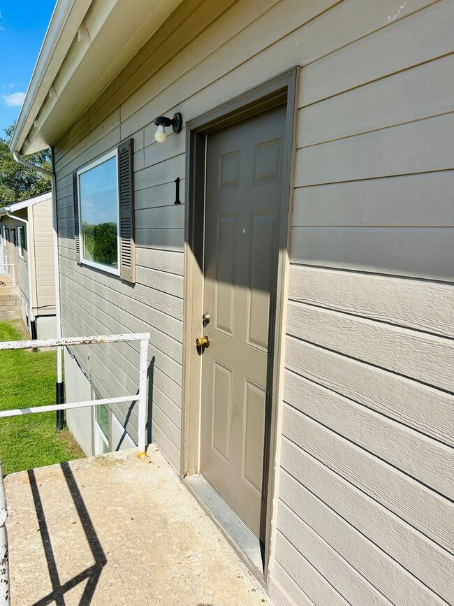 Building Photo - 301 E Grandview Dr