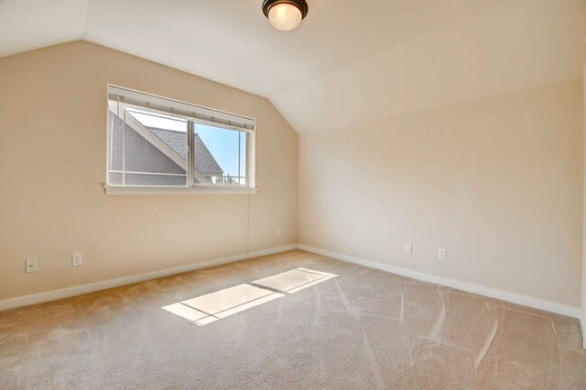 Building Photo - 3 bed/2.5 w/garage in Desirable Barton Cro...