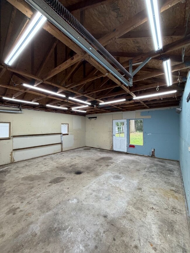 Building Photo - Spacious 2 Bedroom Home Holland Northside