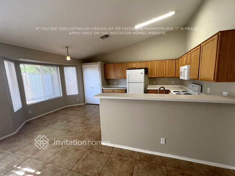Building Photo - 504 N Hassett