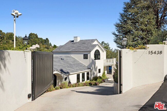 Building Photo - 15438 Mulholland Dr