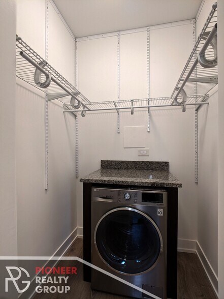 Building Photo - 437 W Belden Ave