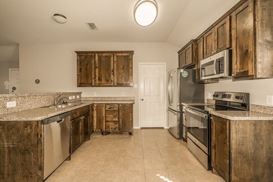 Building Photo - 1108 Savage Dr