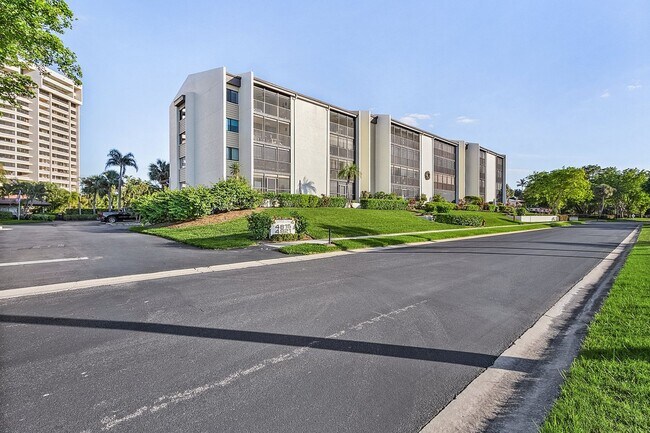 Building Photo - 4821 S Landings Dr