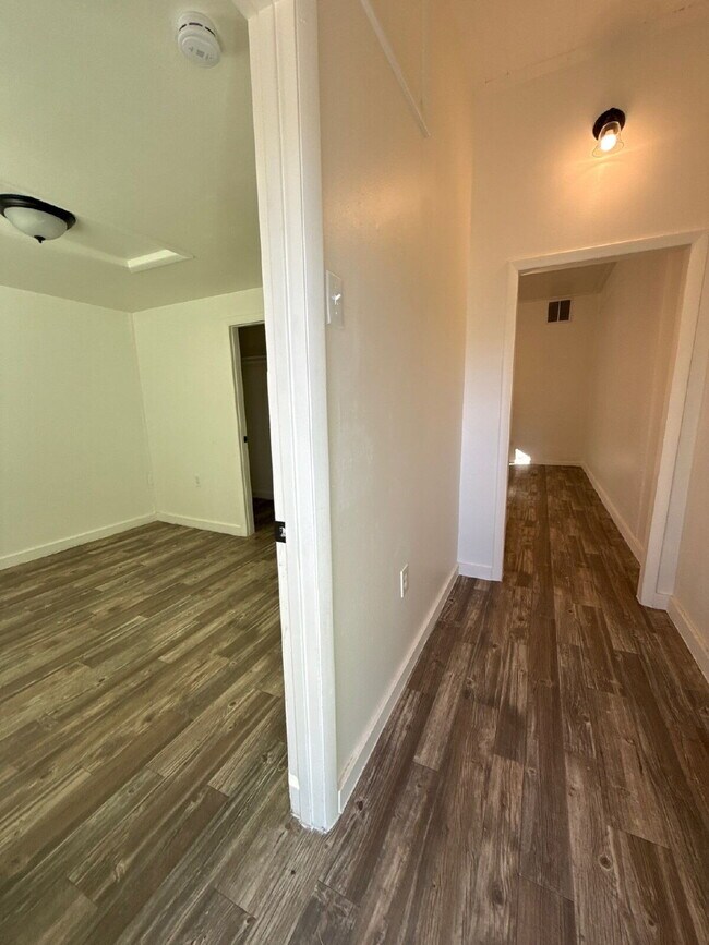 Building Photo - Great 1 bd apartment with private yard! Ridgecrest! Move in special!