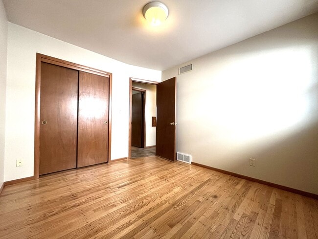 Building Photo - 3 Bedroom/1.5 Bath - Single Family Home with GARAGE!