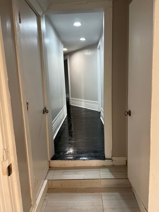 Building Photo - 4 Bed 2 Bath LARGE Home FOR RENT
