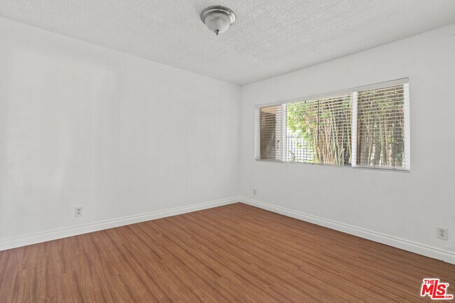 Building Photo - 616 Vernon Ave