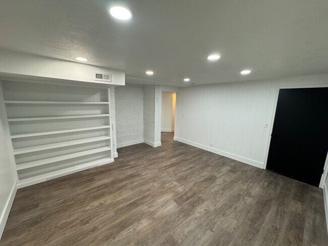 Building Photo - 910 620 E