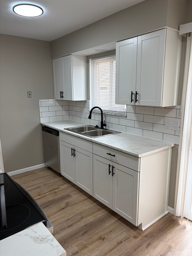 Building Photo - 2728-2738-2738 Juno Pl