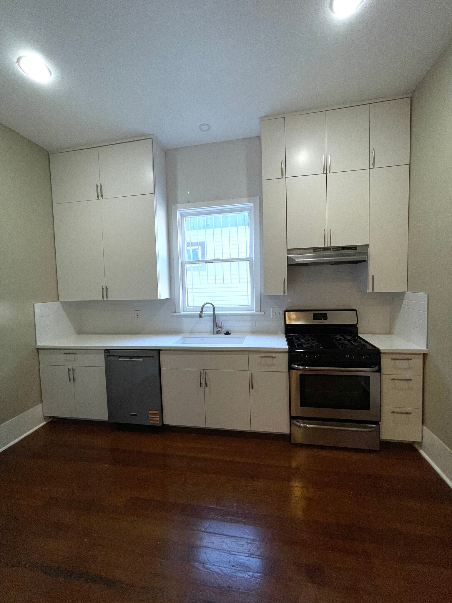 Kitchen - 501 W Mistletoe Ave