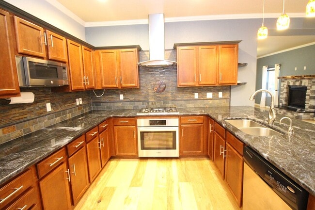 Building Photo - Beautiful 3bdrm 3bath home in Gold Hill Mesa