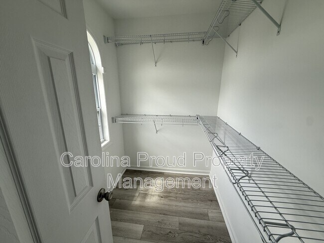 Building Photo - 321 S Pointe Dr